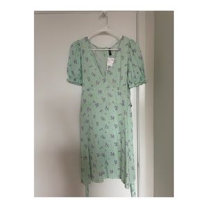 NWT H&M Blue Floral Ruffled Sleeve Tie Dress